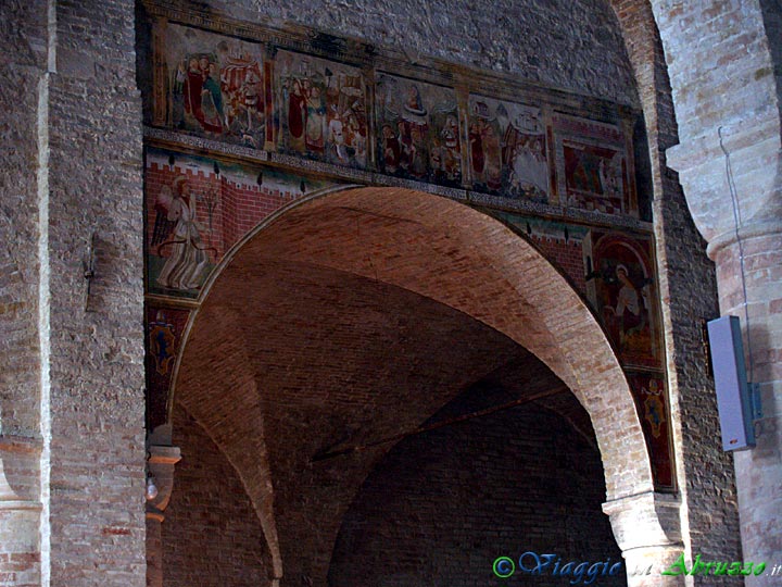 18-P1010359+.jpg - 18-P1010359+.jpg - Affreschi nell'abbazia di "S. Maria di Propezzano" (VIII-IX-XIII-XIV sec.).